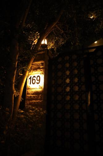 una casa con un'insegna illuminata al buio di Munir’s residence a Il Cairo