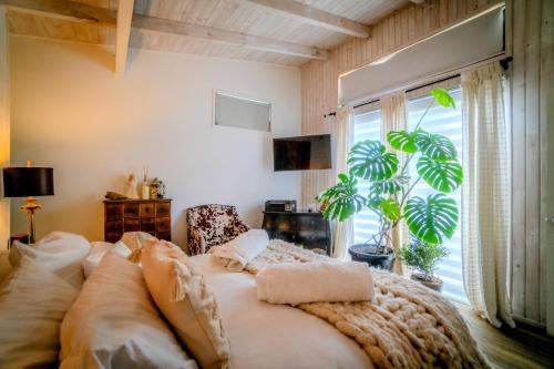 a large bed in a room with a large window at Hau Lodge Malalcahuello Corralco Starlink in Malalcahuello