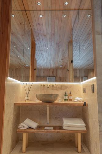 a bathroom with a sink and a large mirror at Locus Solus Hotel Singular in Mar del Plata