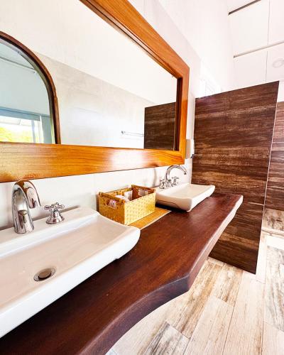 a bathroom with two sinks and a mirror at Venecia Yatch Club in San Luis La Herradura