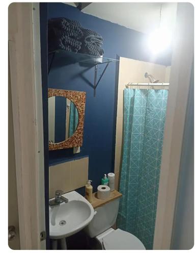 a bathroom with a toilet and a sink and a shower at Casa completa equipada para cualquier ocasión in Tezoyuca