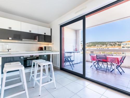 Spacieux T2 avec terrasse et parking à 100m de la plage - FR-1-472-172