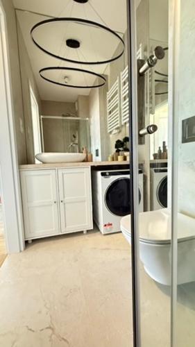 a kitchen with a sink and a washer and dryer at Apartament Moje Moderato II w Starogardzie Gdańskim in Starogard Gdański