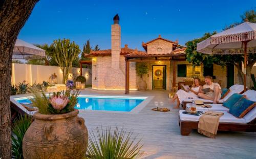 Villa Olia Heated Pool 95m Walk to Sandy Beach