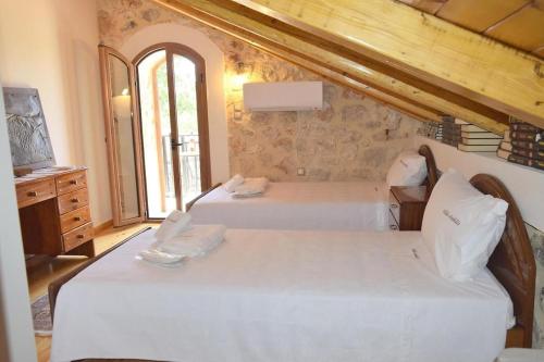 a bedroom with two beds in a room at Villa Araklis, Ithaca in Anoyí