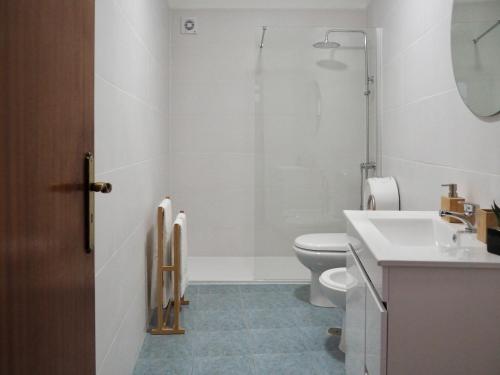 a bathroom with a toilet and a sink at Casa Flor de Carqueja in Seia