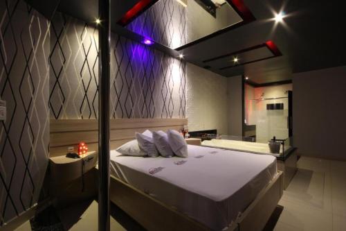 a bedroom with a bed and a room with a bathroom at Motel Deslize Limeira 4 in Limeira