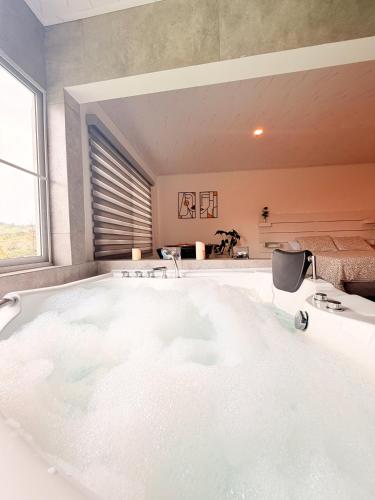 a bath tub filled with water in a room at Ecovilla Cali in Cali