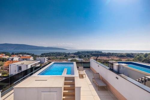 Hedonic Penthouse with Rooftop Pool & Sea View