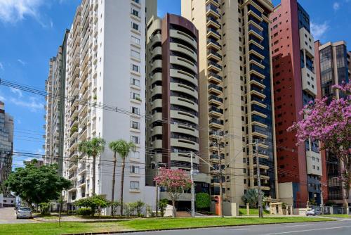 a street with tall buildings in a city at Rio Hotel by Bourbon Batel - Curitiba in Curitiba