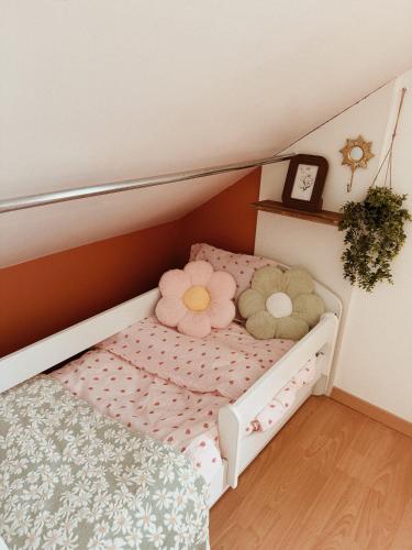 a small crib with two stuffed animals in a room at Le gîte de Marceau in Labergement-lès-Auxonne