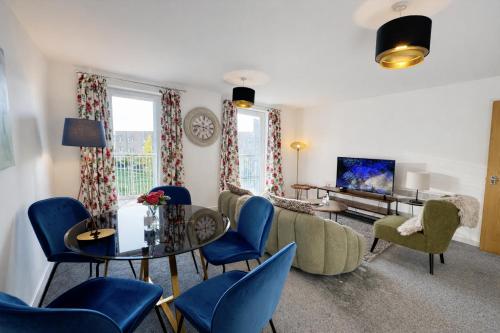 a living room with a couch and a table and chairs at Blueberry Tree Apartment with Free Parking & Near Station in Cambridge