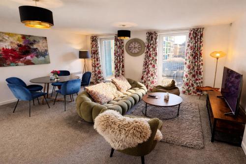 a living room with a couch and a table and chairs at Blueberry Tree Apartment with Free Parking & Near Station in Cambridge