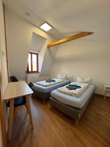 a room with two beds in a room at Appartements Am Theater - Altstadt - Parkplatz in Weimar