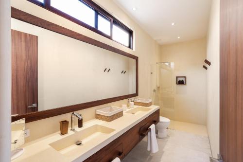 a bathroom with two sinks and a large mirror at Casita VR08 in Zihuatanejo