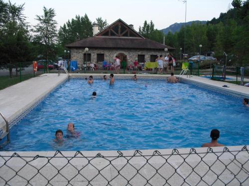 un grupo de personas en una piscina en Camping Valle de Hecho, en Hecho