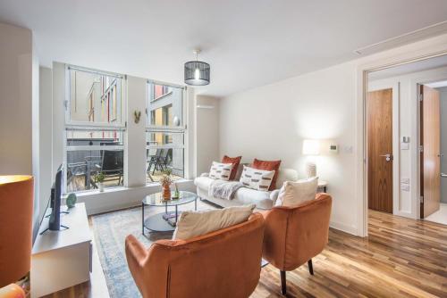 a living room with a couch and a table at 5 Mins Walk to Moorgate, Tranquil City Retreat in London