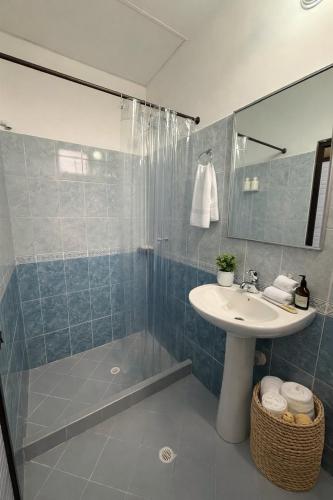 a bathroom with a sink and a shower at Operadora Stay - Edificio Puerto Living in Barrancabermeja