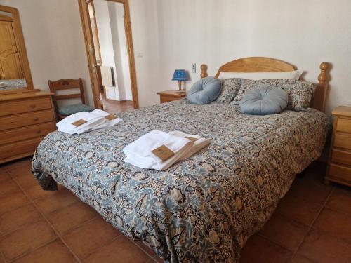 a bedroom with a bed with towels on it at Casa Dulcinea in Alborea