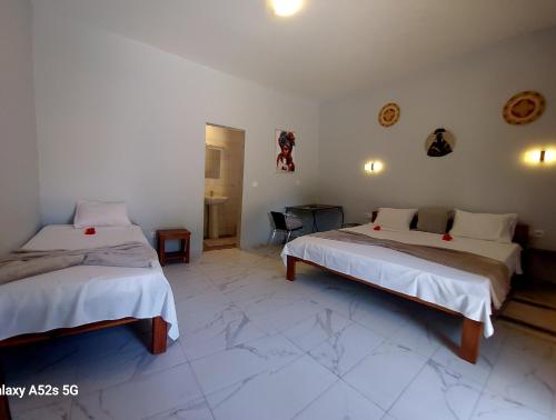 a room with two beds in a room at Bolongs Passion in Cap Skirring