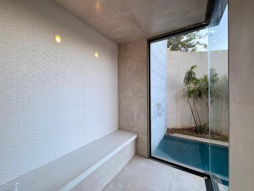 a room with a large window and an aquarium at Casa 05 Monte Boa Vista - Casa de Luxo na Serra com Sauna e 4 Suítes in Teresópolis