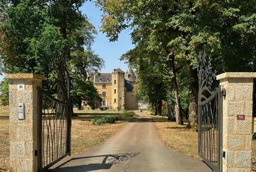 an entrance to a gate to a castle at Château Blanat in Saint-Michel-de-Bannières