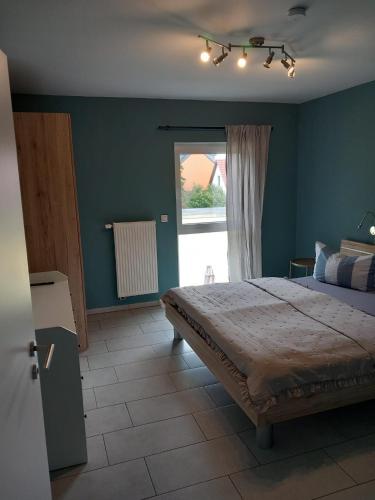 a bedroom with a bed and a window at Ferienwohnungen Seeglück in Senftenberg