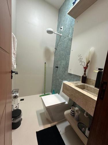 a bathroom with a shower with a sink and a toilet at Flat jk 05 térreo in Juazeiro do Norte