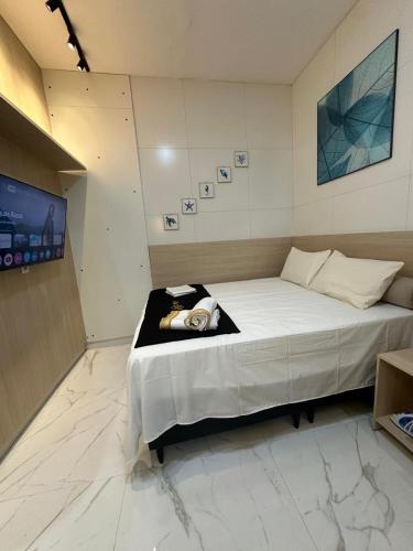 a bedroom with a large bed in a room at Flat jk 05 térreo in Juazeiro do Norte