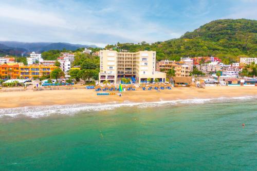 Luftaufnahme eines Strandes mit Gebäuden und dem Meer in der Unterkunft Decameron La Marina Guayabitos, Ramada All-Inclusive Resort in Rincón de Guayabitos