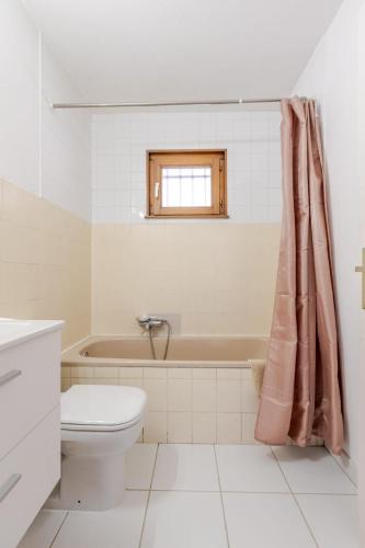 a bathroom with a toilet and a bath tub at Appartement cosy à Strasbourg in Strasbourg