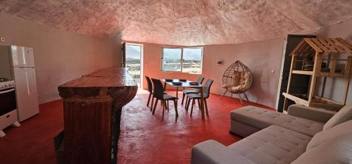 a living room with a table and chairs and a couch at Funco Jacó in Portela