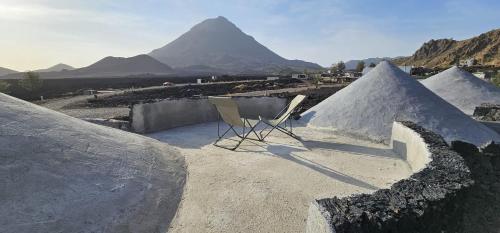 a pair of chairs sitting on top of a mountain at Funco Jacó in Portela