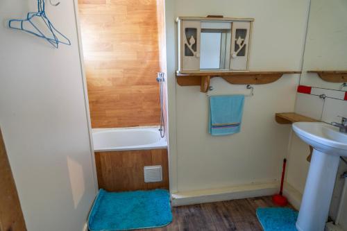 a small bathroom with a tub and a sink at Hostal refugio nomada in Puerto Montt