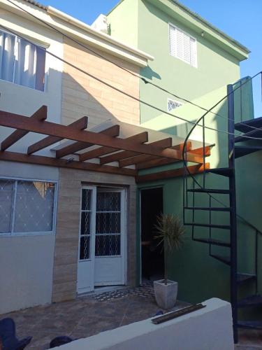 a wooden pergola on the side of a house at Condomínio Central Sobradinho in Uruguaiana