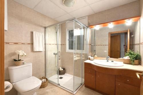 a bathroom with a shower and a toilet and a sink at Casa Mañet - "Pet Friendly - Piscina Privada - Playa - BBQ - Parking - Delta de l'Ebre - Riumar" in Riumar