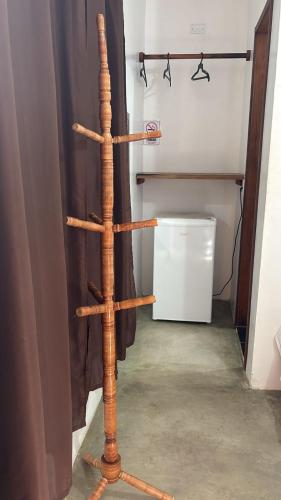 a wooden stick tower in a room with a refrigerator at Jangadas do Pontal in Fortim