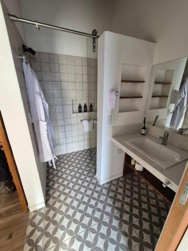 a bathroom with a sink and a tiled floor at Casa Nido San Javier in San Javier