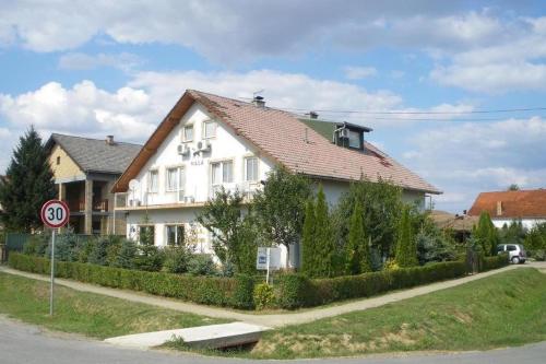 Apartments and rooms with parking space Bilje, Slavonija - 25232