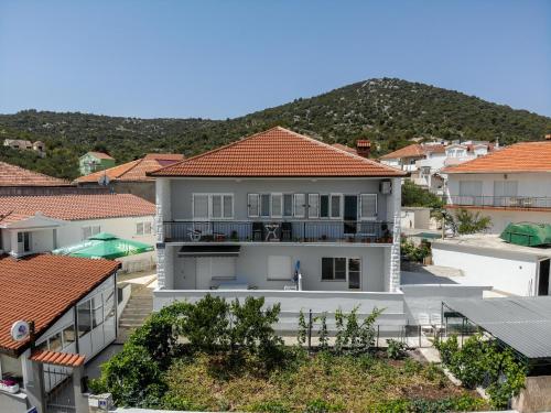 Apartments with parking space Vinisce - Trogir - 25256