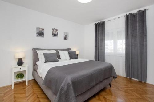 Apartments with parking space Trogir - 25365