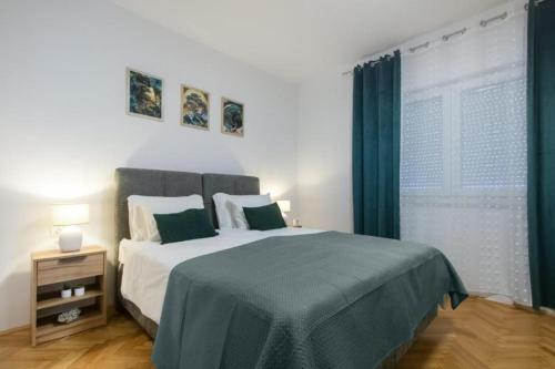 Apartments with parking space Trogir - 25365