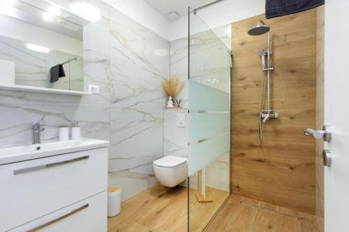Apartments with parking space Trogir - 25365