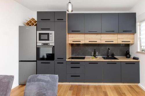 Apartments with parking space Trogir - 25365