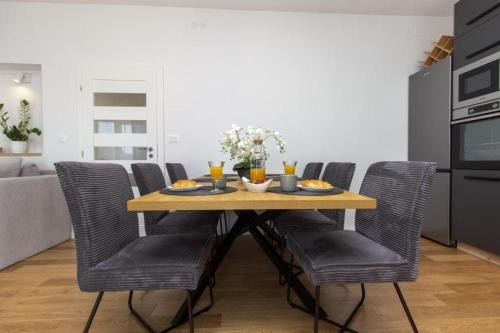 Apartments with parking space Trogir - 25365