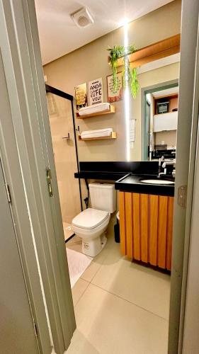 a bathroom with a toilet and a sink at Flat com acesso rápido as praias e o melhor do turismo local in João Pessoa