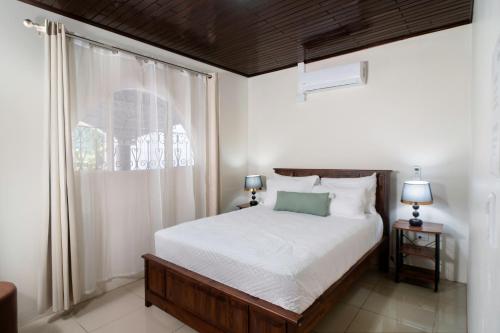a bedroom with a bed and a window at Casa Alexa Venecia in Venecia
