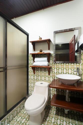 a bathroom with a toilet and a sink at Casa Alexa Venecia in Venecia