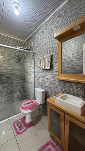 a bathroom with a toilet and a sink at Casa Turista in Cambará