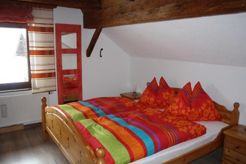 um quarto com uma cama com um cobertor colorido em Hefenscherbauer em Annaberg im Lammertal